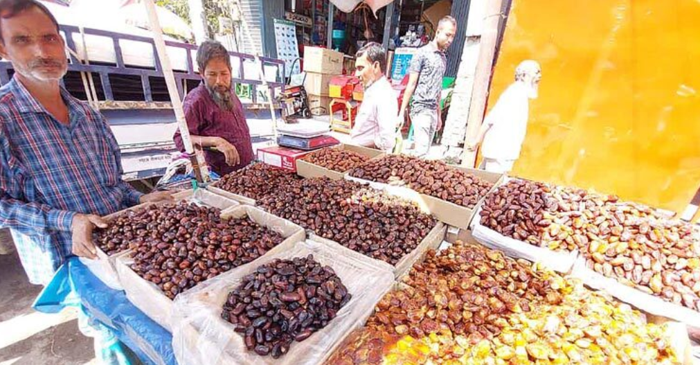 ইফতারের বিলাসী পণ্য এবার খেজুর